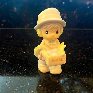 Vintage Precious Moments Porcelain Figurine
Sugar Town
"Dusty"